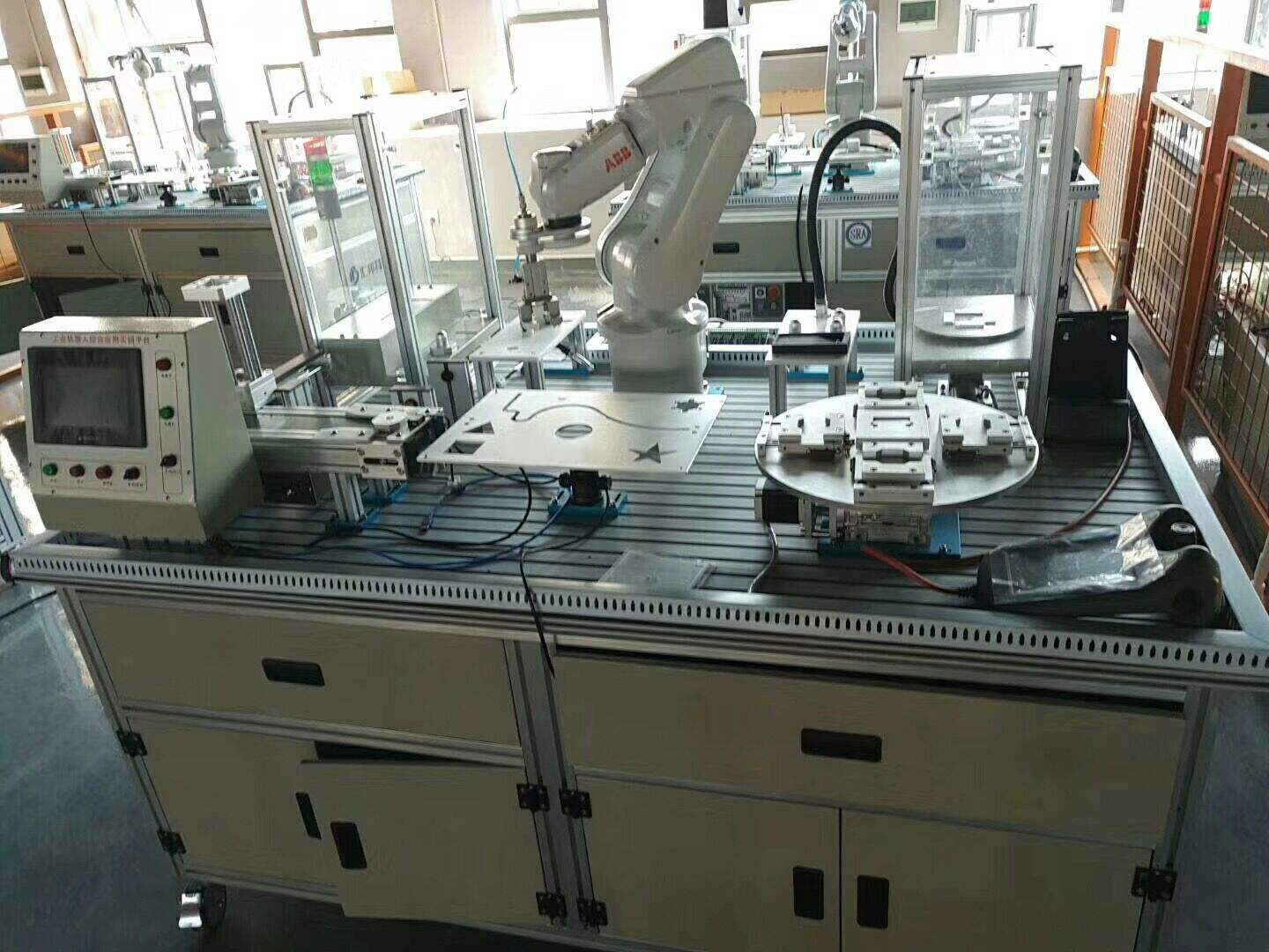 工業(yè)機器人多功能工作站